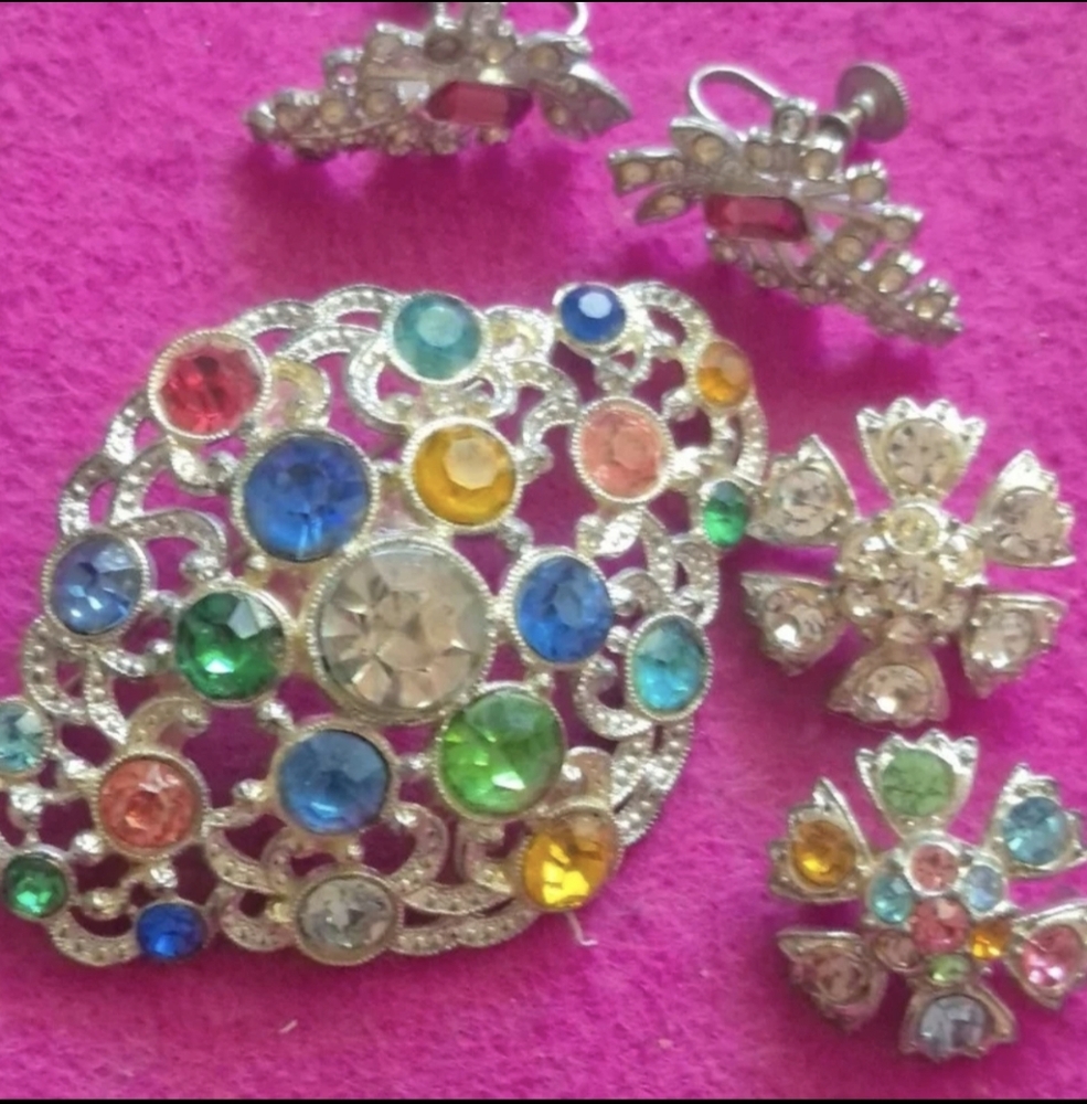 1940s pot metal large rhinestone brooch 2 scatter pins & screw back earrings lot